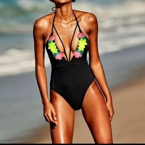 NWT! Victoria's Secret Pink low plunge swimsuit.
